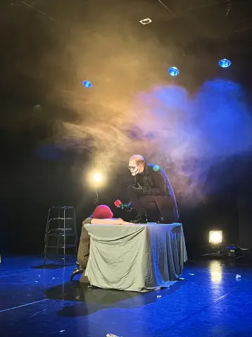À propos – Théâtre, scène dans la fumée
