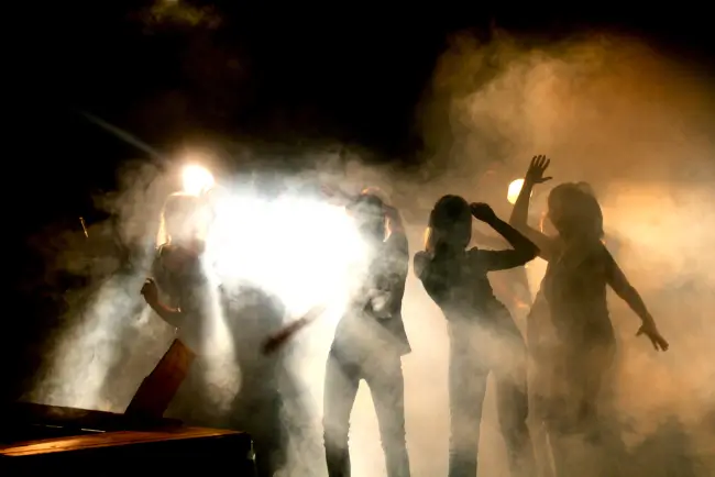 À propos – Théâtre, silhouettes en contre-jour